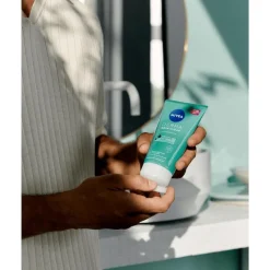 Online NIVEA Derma Skin Clear Scrub Onzuivere Huid 150 ML